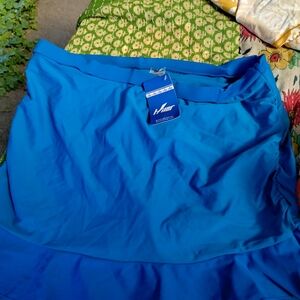 Hilor bathing suit skirt new with tags. Size 20.